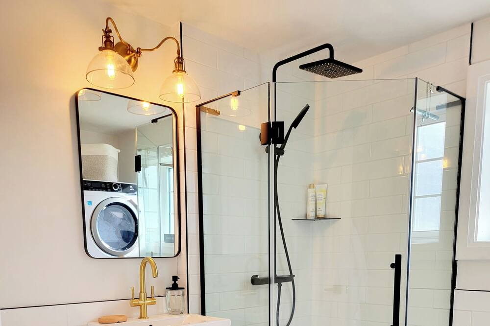 Photo of Bathroom in Lakeshore