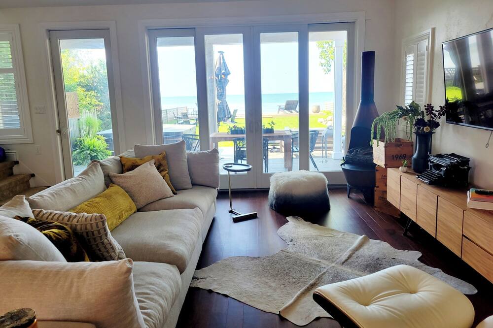 Photo of Livingroom in Lakeshore