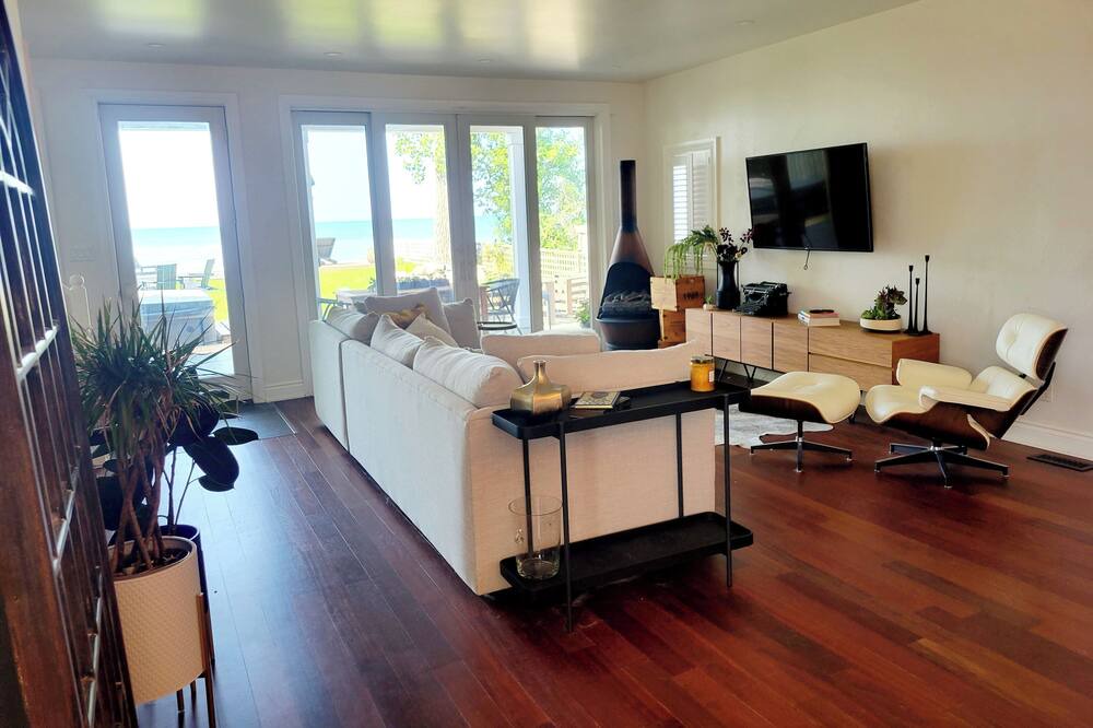 Photo of Livingroom in Lakeshore