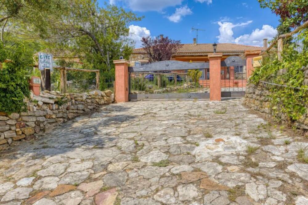 Photo of Outdoor in Saint-Laurent-La-Vernede