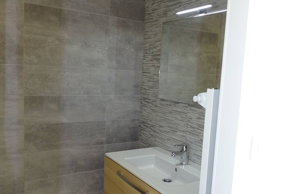 Photo of Bathroom in Cuisery