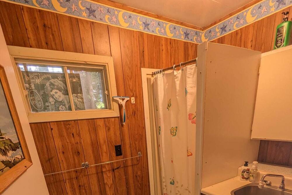 Photo of Bathroom in Saint-Hermenegilde