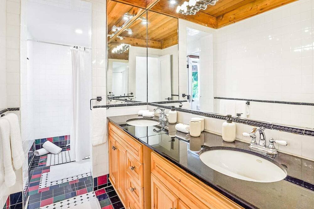 Photo of Bathroom in Biscayne Park