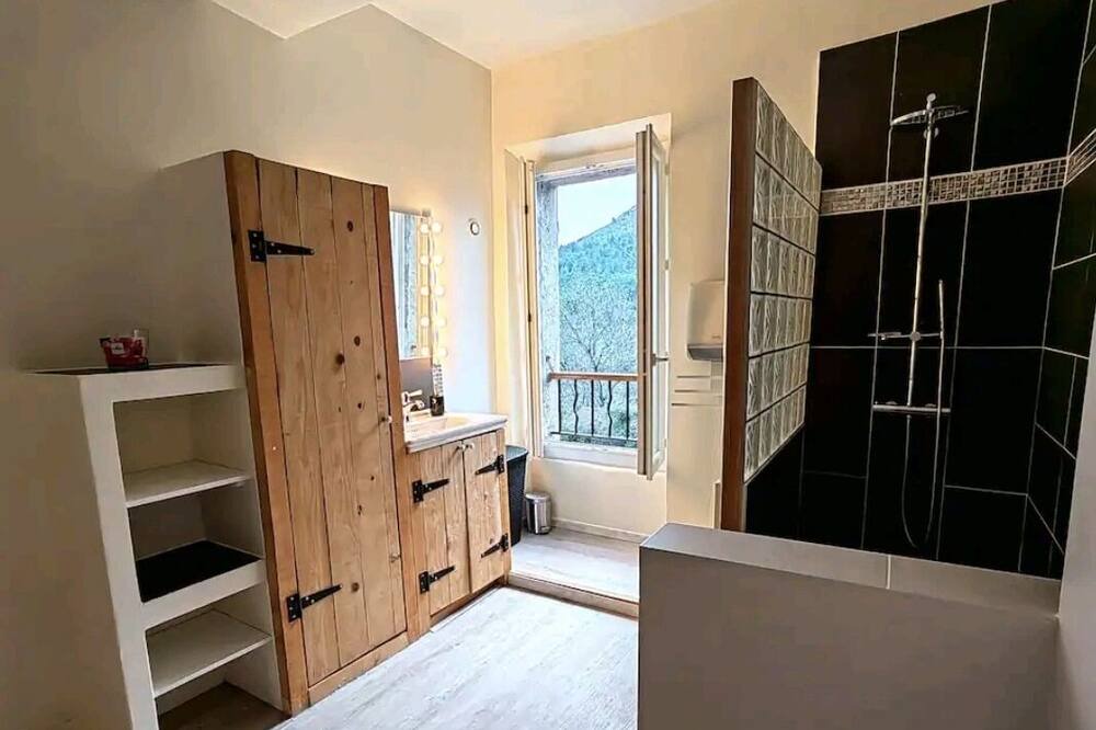 Photo of Bathroom in Fontjoncouse