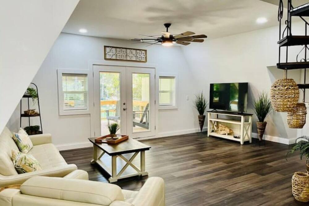 Photo of Livingroom in Weeki Wachee Gardens