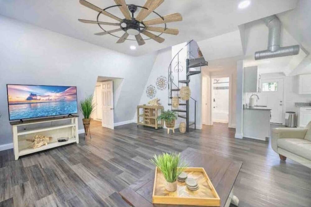 Photo of Bedroom in Weeki Wachee Gardens