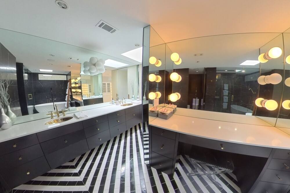 Photo of Bathroom in Lakeway