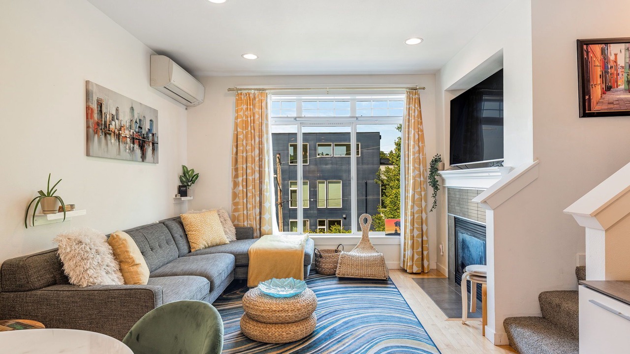 Photo of Livingroom in Eastlake