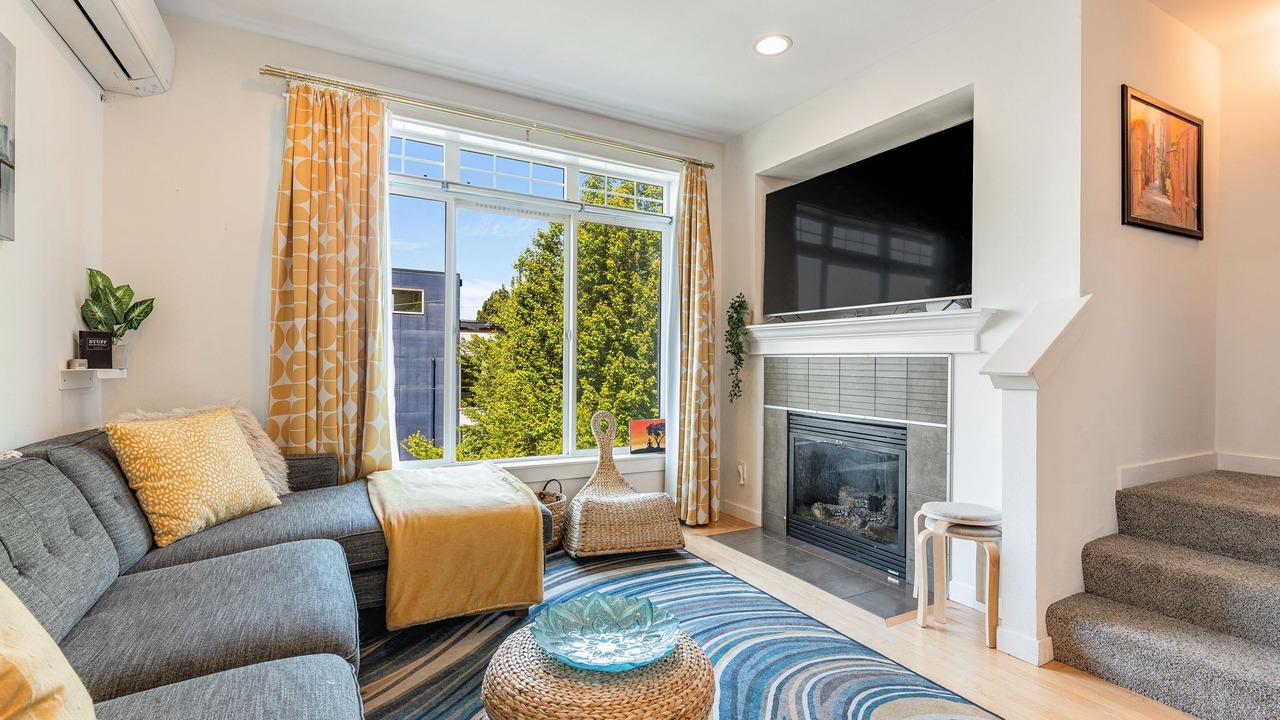 Photo of Livingroom in Eastlake