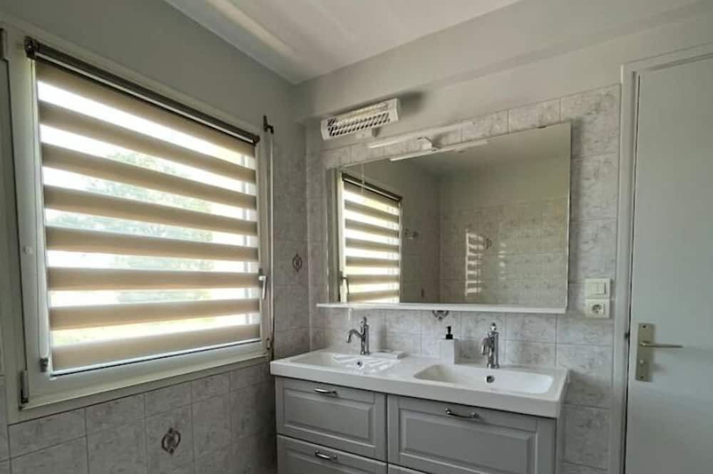 Photo of Bathroom in Lanouee