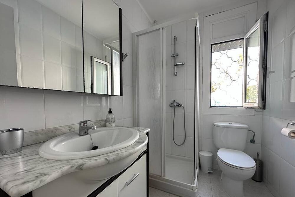 Photo of Bathroom in Roses