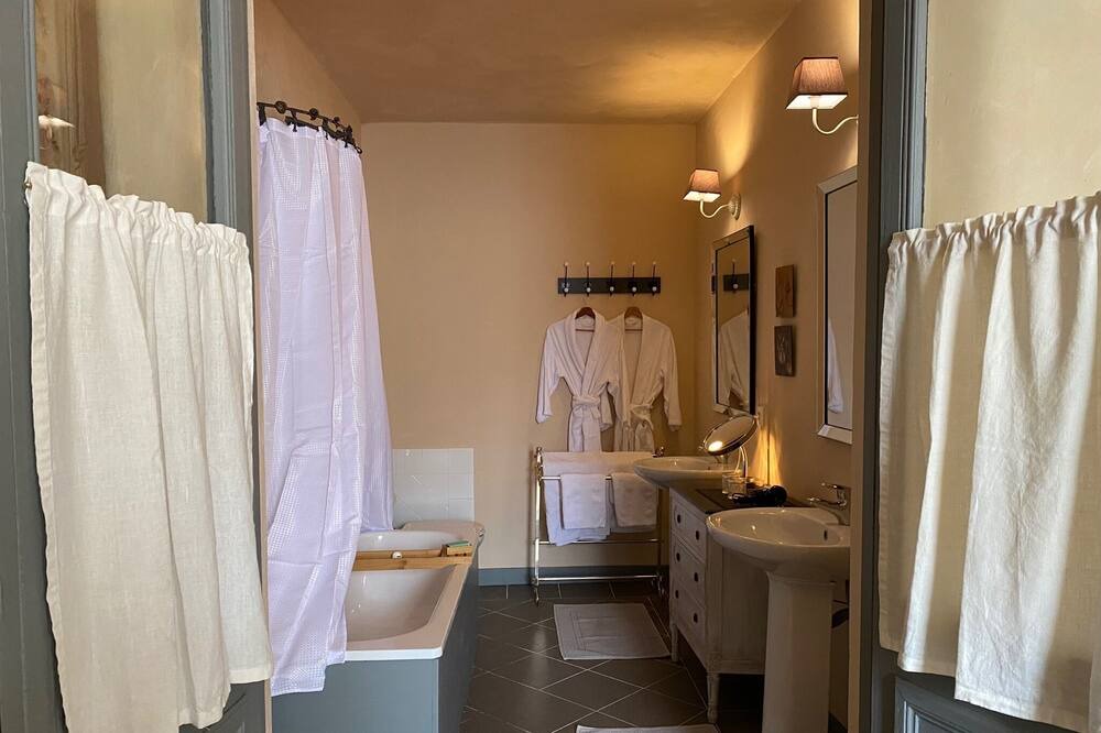 Photo of Bathroom in Casseneuil