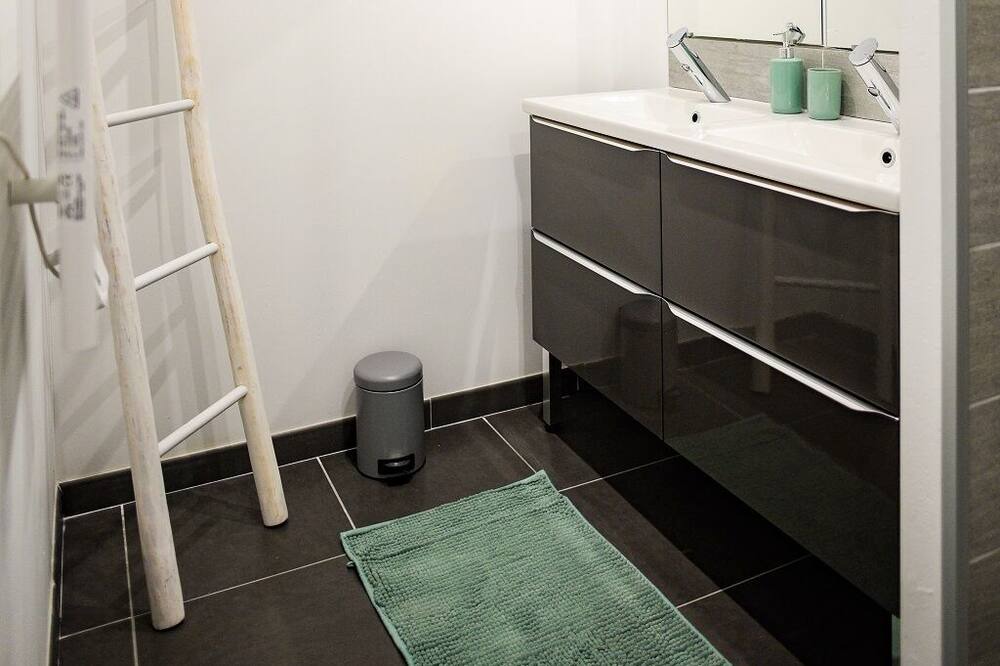 Photo of Bathroom in Villeneuve-sur-Vere