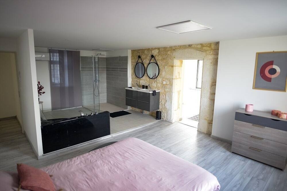 Photo of Bedroom in Villeneuve-sur-Vere