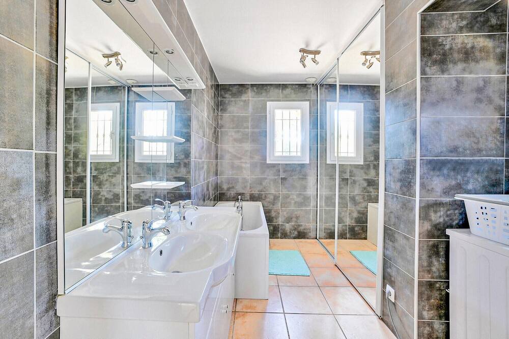 Photo of Bathroom in Grans