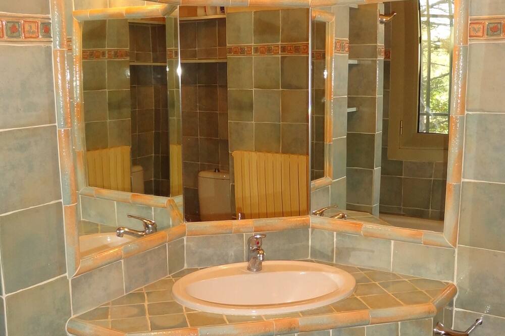 Photo of Bathroom in Puyvert