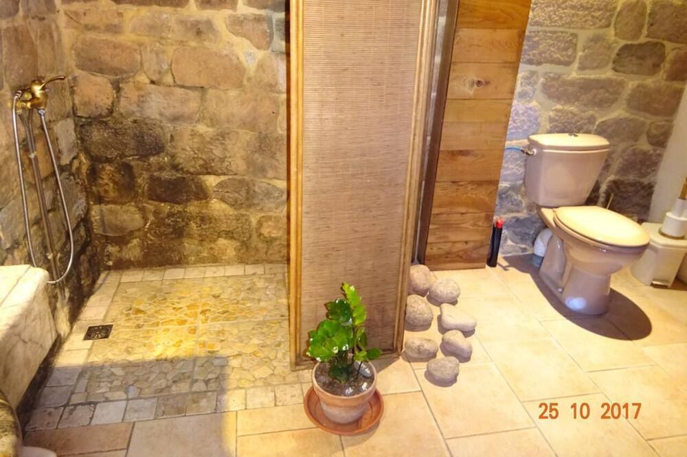 Photo of Bathroom in Saint-Pierre-Saint-Jean