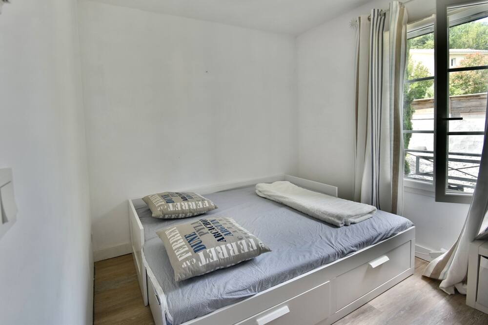 Photo of Bedroom in Lignan-de-Bordeaux