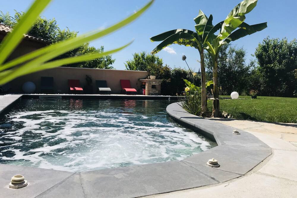 Photo of Outdoor in Saint-Julien-les-Rosiers