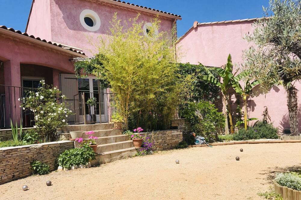 Photo of Outdoor in Saint-Julien-les-Rosiers