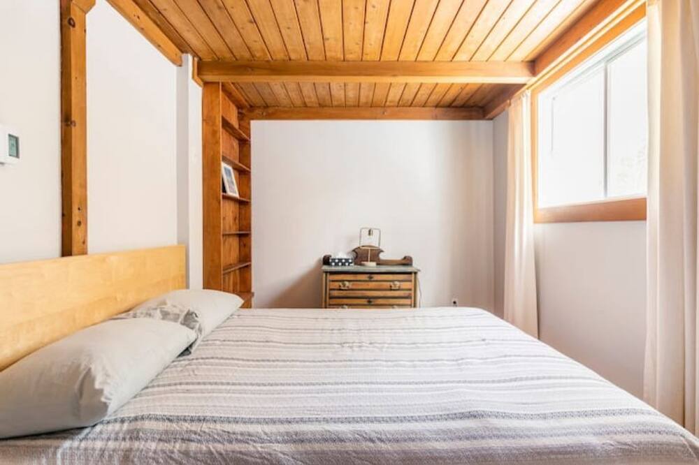 Photo of Bedroom in Sainte-Marguerite-du-Lac-Masson