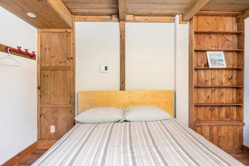 Photo of Bedroom in Sainte-Marguerite-du-Lac-Masson