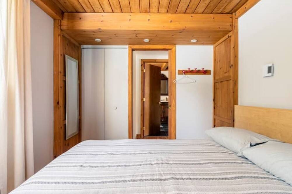 Photo of Bedroom in Sainte-Marguerite-du-Lac-Masson