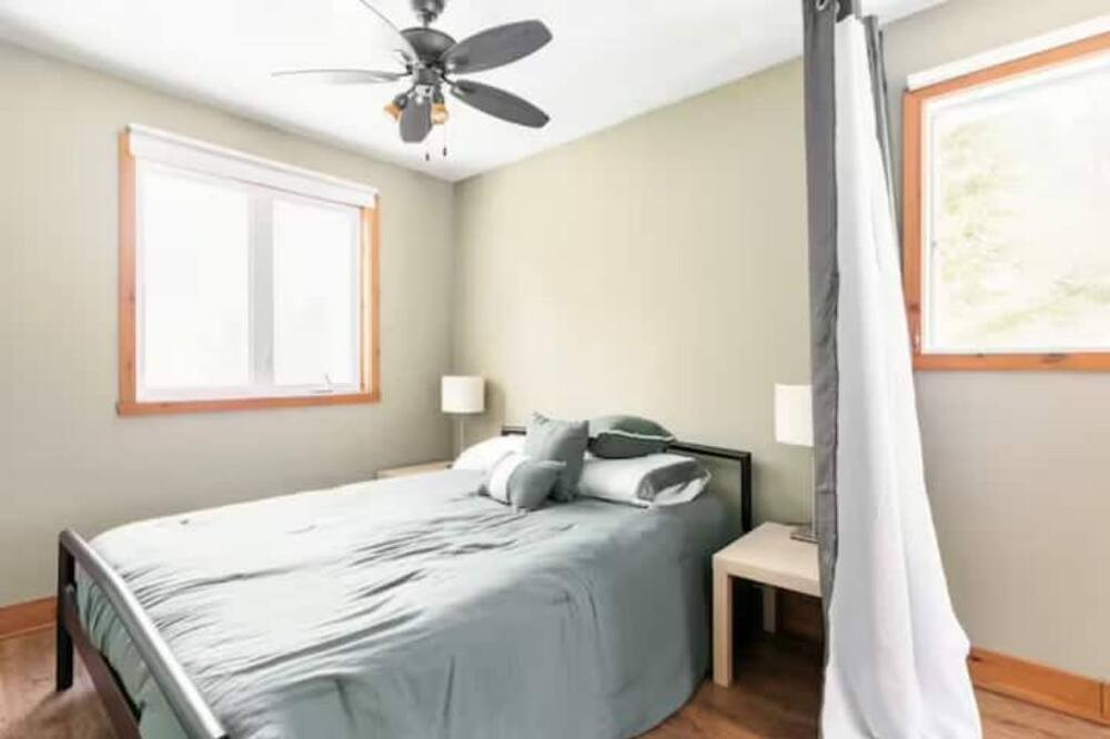 Photo of Bedroom in Sainte-Marguerite-du-Lac-Masson