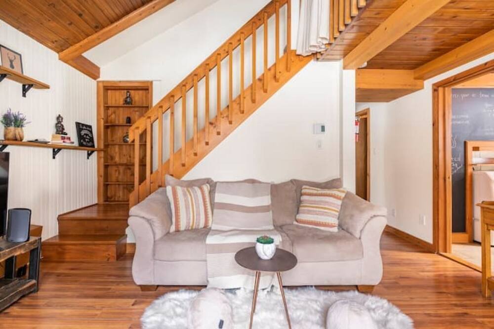 Photo of Livingroom in Sainte-Marguerite-du-Lac-Masson