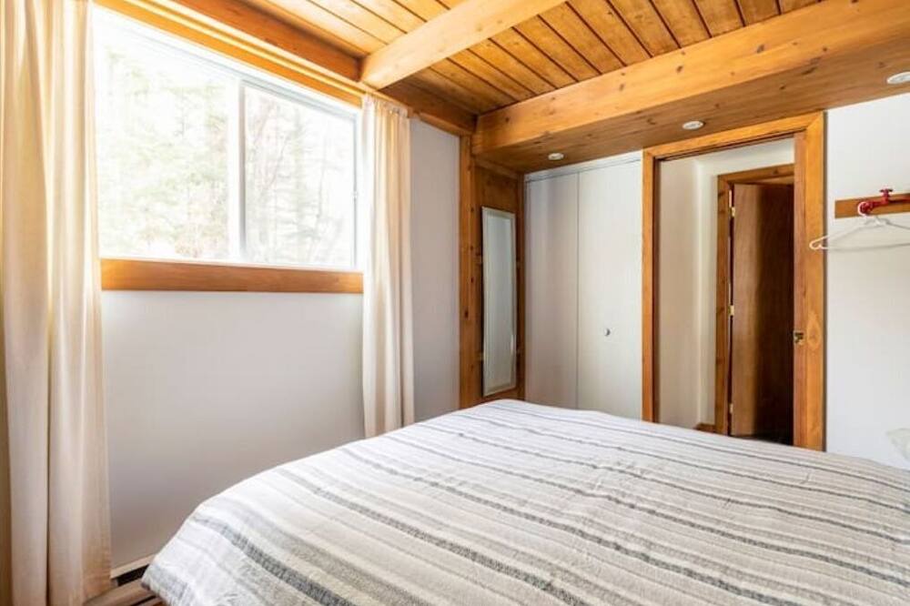 Photo of Bedroom in Sainte-Marguerite-du-Lac-Masson
