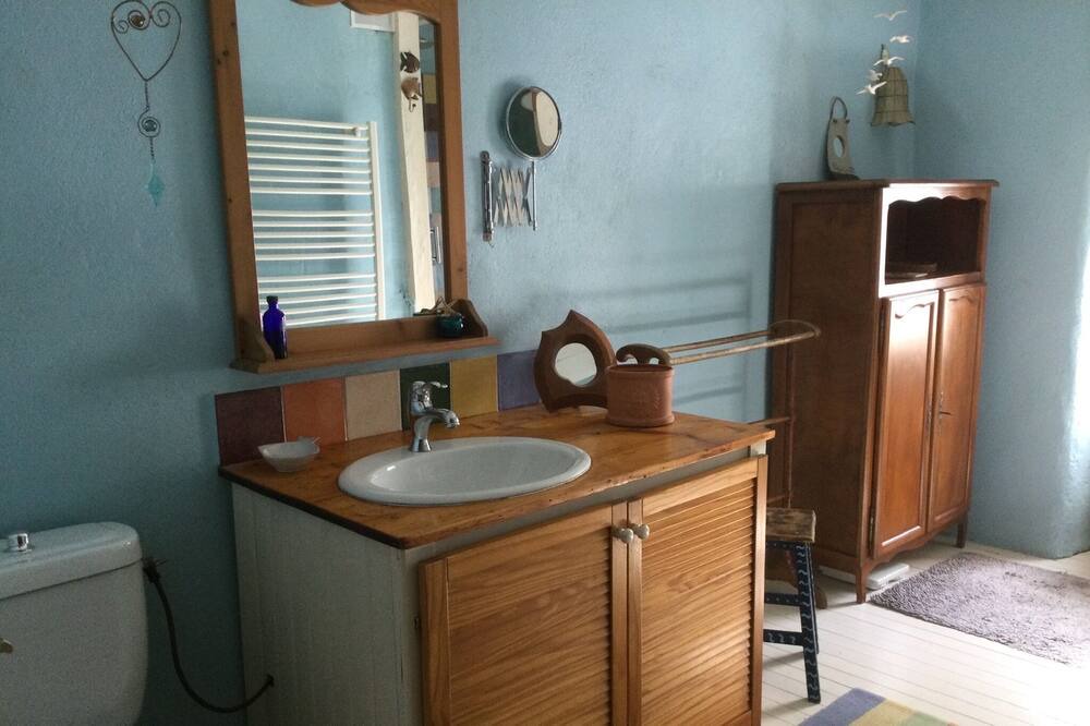 Photo of Bathroom in Denat