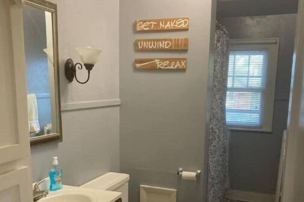 Photo of Bathroom in Guttenberg