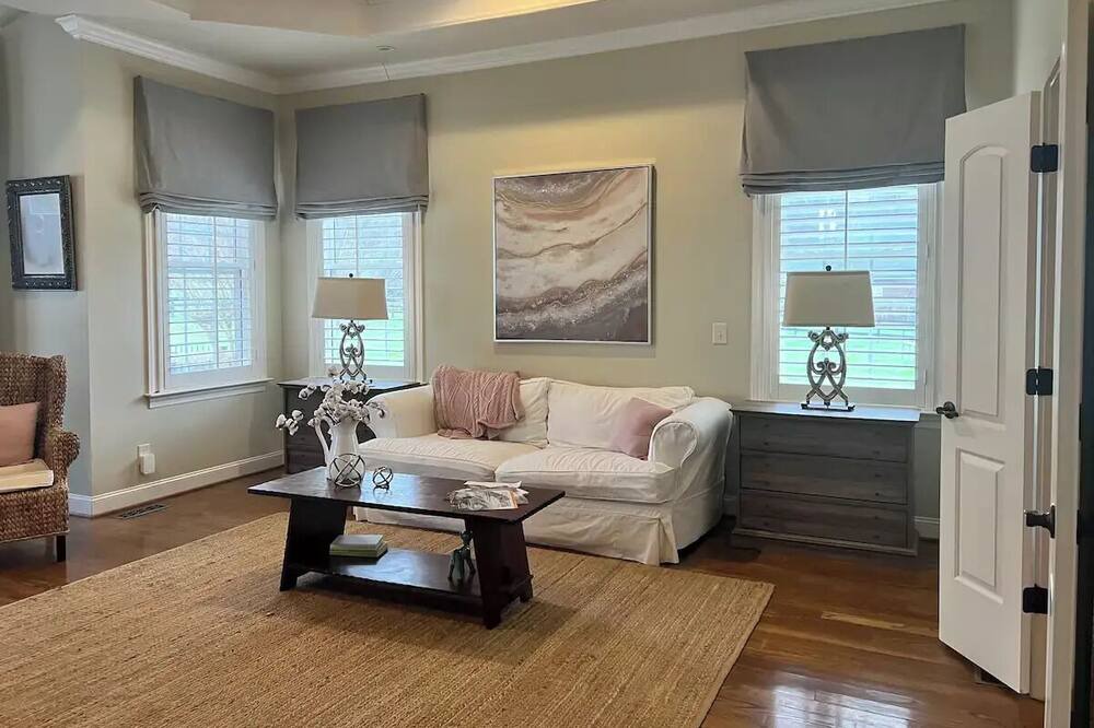 Photo of Livingroom in Thompson's Station