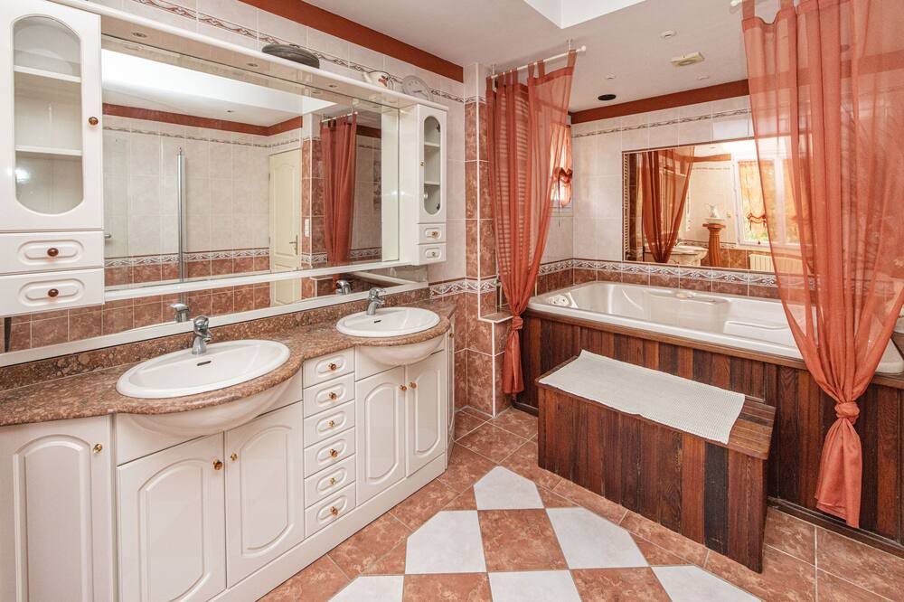 Photo of Bathroom in Castelnau-de-Montmiral