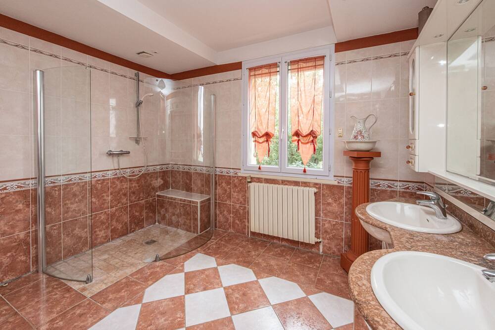 Photo of Bathroom in Castelnau-de-Montmiral