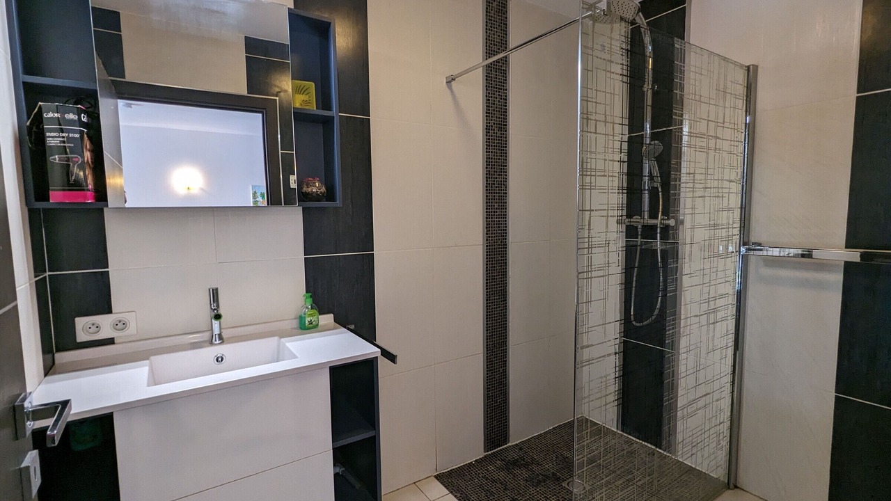 Photo of Bathroom in Longeaux