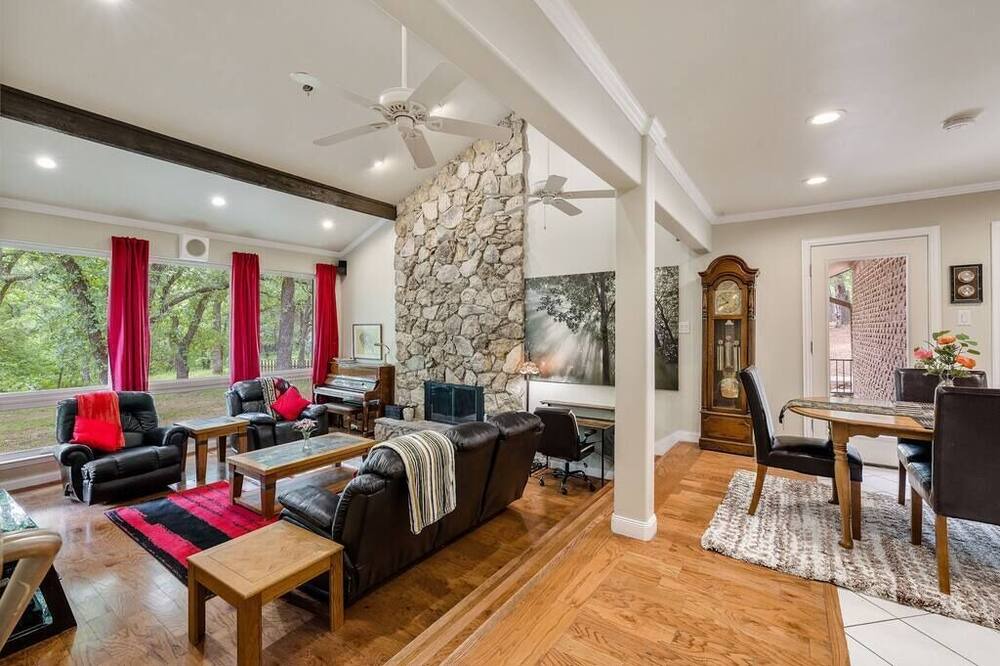 Photo of Livingroom in Oak Point