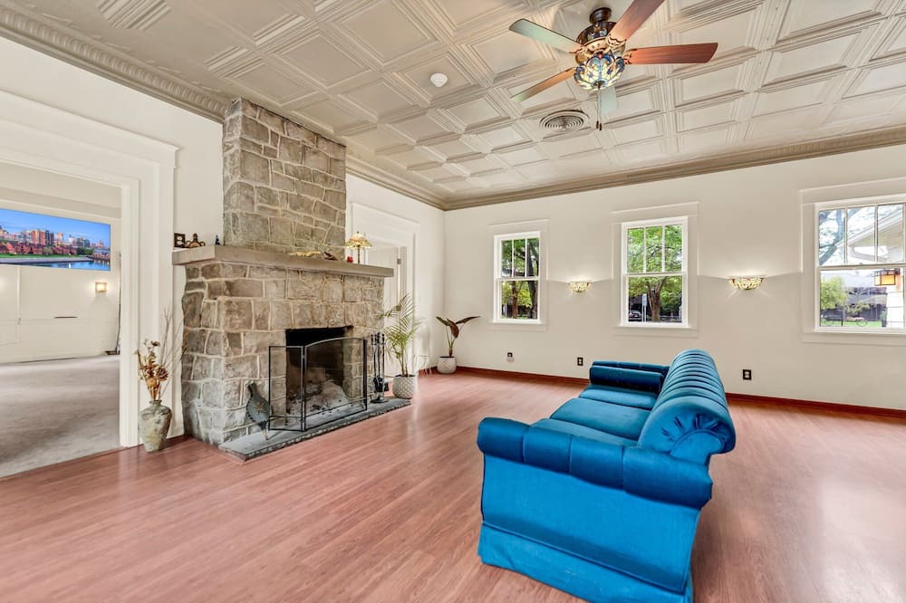 Photo of Livingroom in Youngstown