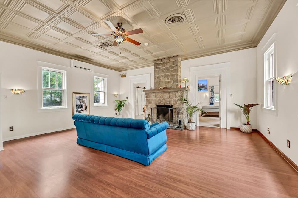 Photo of Livingroom in Youngstown