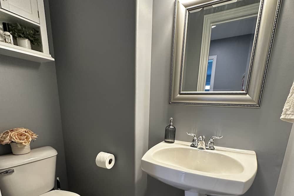 Photo of Bathroom in Leo-Cedarville