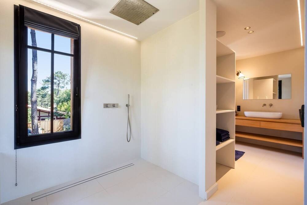 Photo of Bathroom in Le Canon