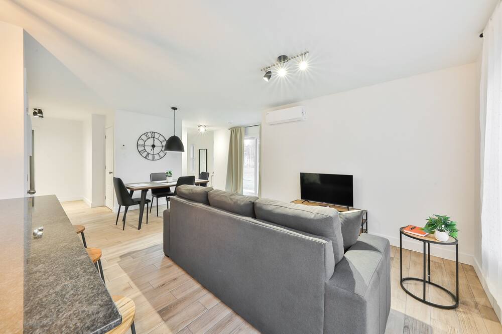 Photo of Livingroom in Sainte-Anne-des-Plaines