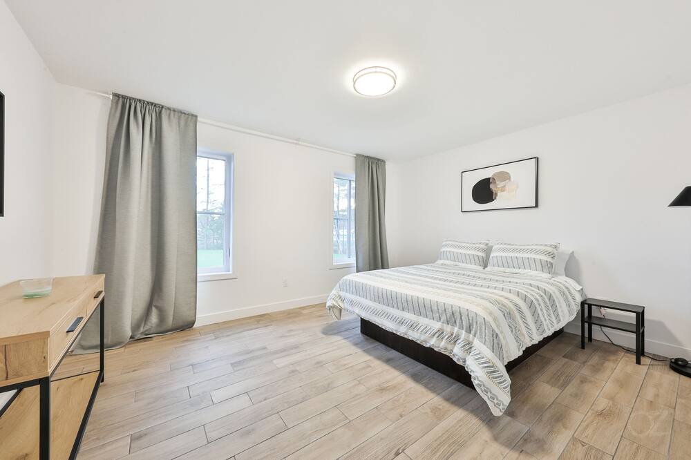 Photo of Bedroom in Sainte-Anne-des-Plaines