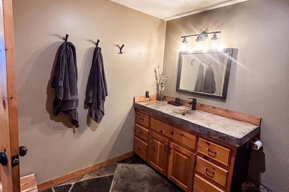 Photo of Bathroom in Colpoys Bay