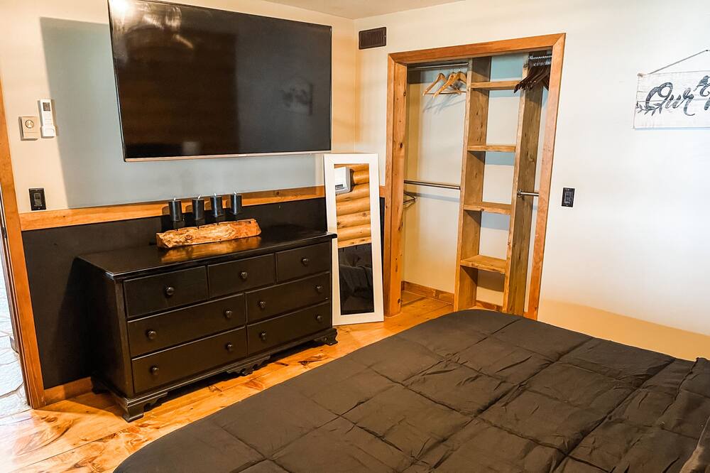 Photo of Bedroom in Colpoys Bay