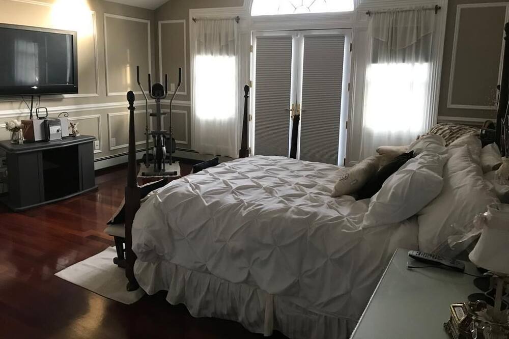 Photo of Bedroom in Glen Cove