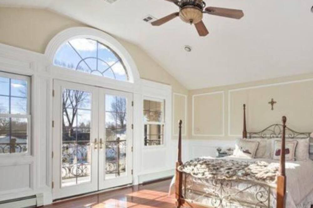 Photo of Bedroom in Glen Cove