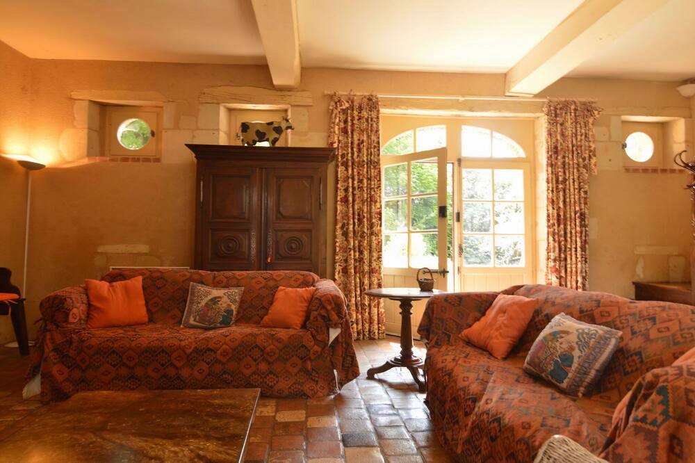 Photo of Livingroom in Neons Sur Creuse