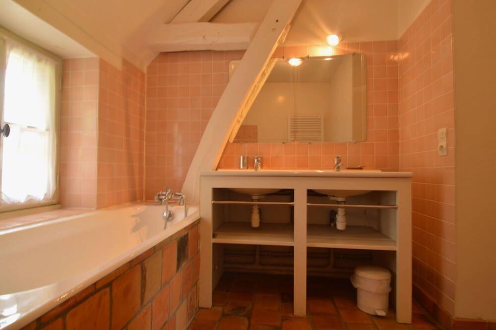 Photo of Bathroom in Neons Sur Creuse