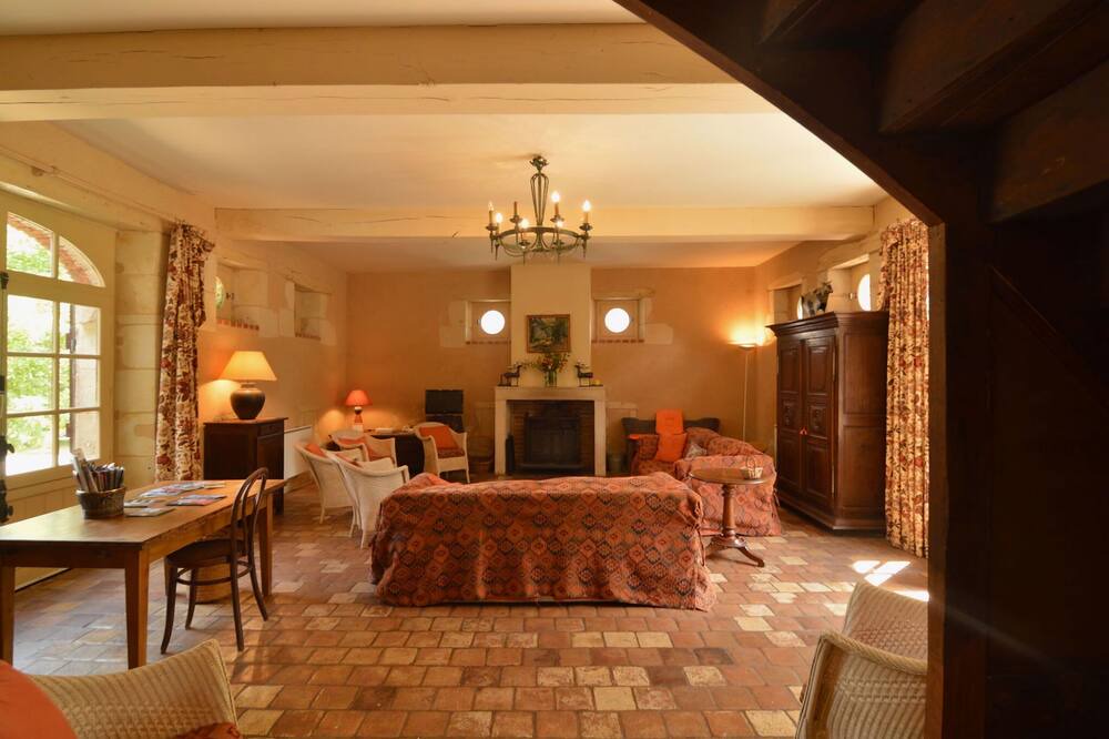 Photo of Livingroom in Neons Sur Creuse